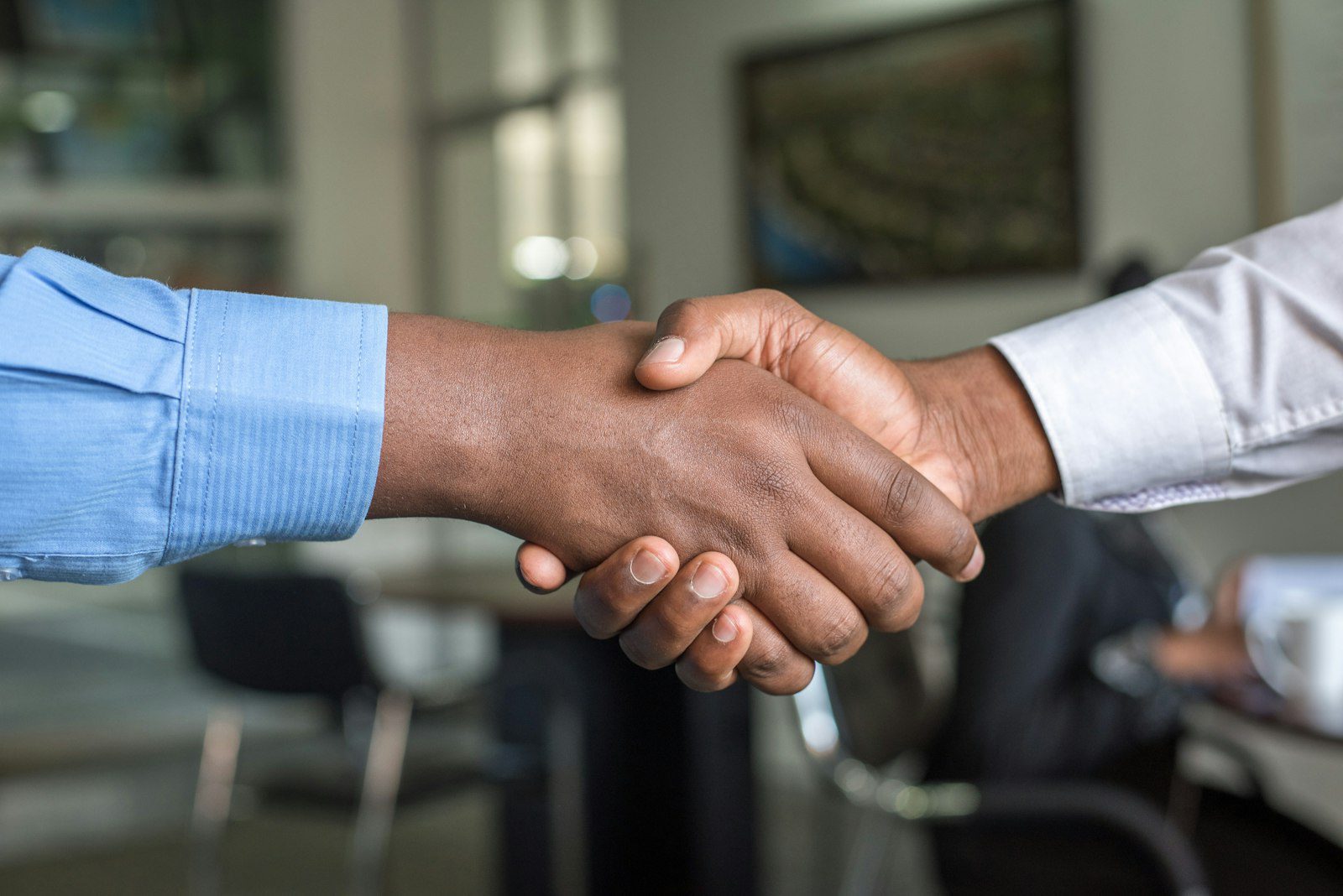 Poignée de main sur contrat — courtage en électricité et gaz