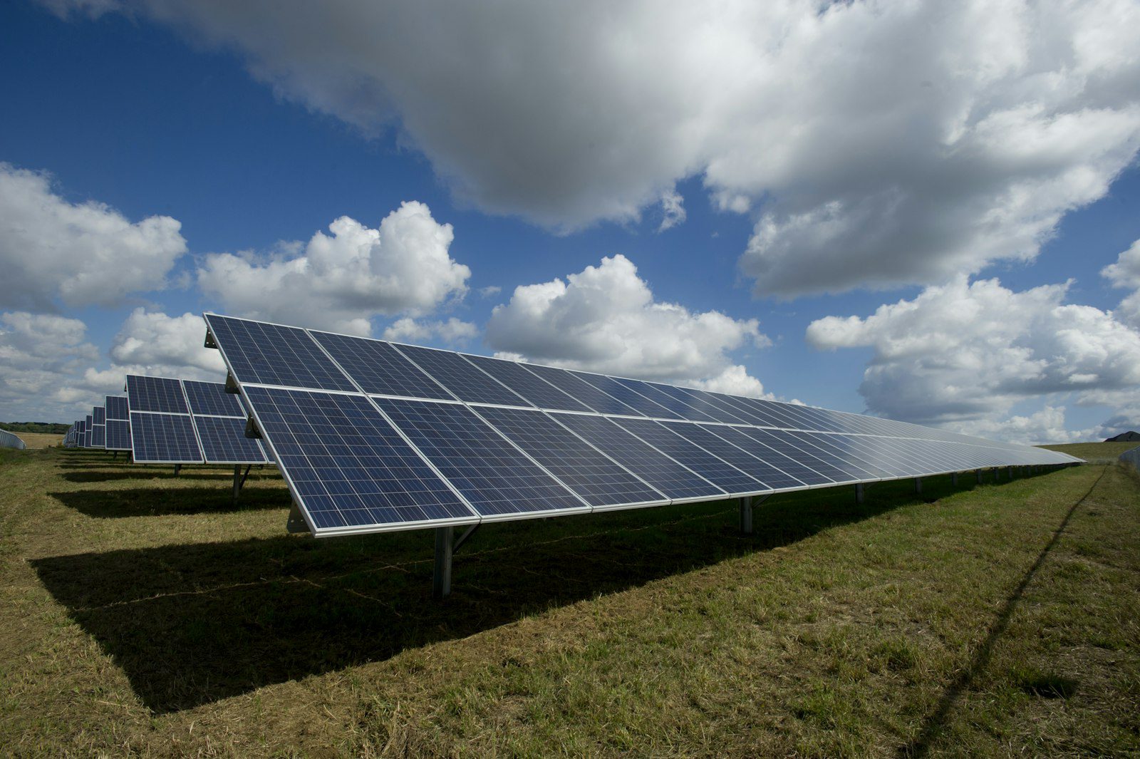 Panneaux solaires sur toit professionnel — efficacité énergétique et renouvelables